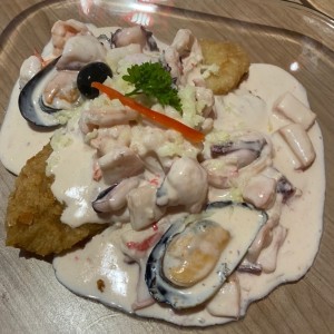 Corvina en salsa blanca con mariscos 