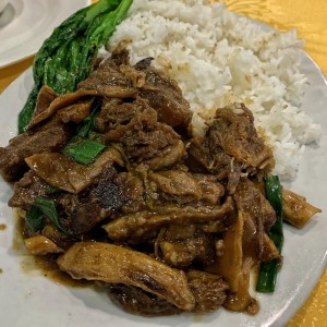 Ngau Lam (falda guisada de res) con arroz