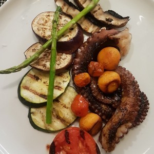 pulpo al carbon con vegetales