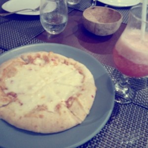 pizza de pollo y jugo de fresa