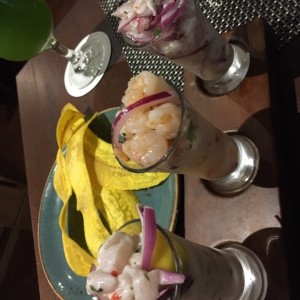 trio de ceviche tradional tropical y camarones