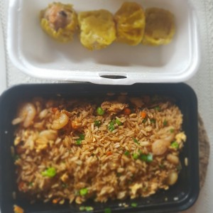 arroz frito con camarones  y siu mai