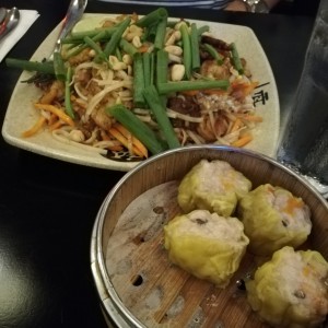 Fideos Pad Thai y Siu Mai