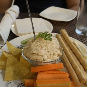 Dip de corvina ahumada y chips