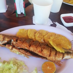 pescado entero con patacones