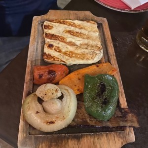 Queso asado y vegetales a la parrilla