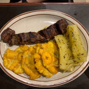 filete 6oz con patacones y yuca al mojo