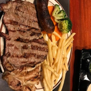 Parrillada con papas fritas y vegetales al vapor 