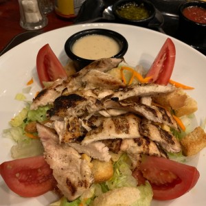 Ensalada com pollo al grill