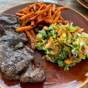 Asado pamperito 8oz con camote y ensalada