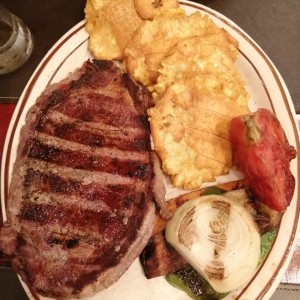 Rib eye con patacones y vegetales a la parrilla 