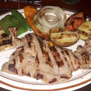 filete de 8 oz con vegetales a la parrilla 