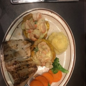 Filete de corvina con camarones ?