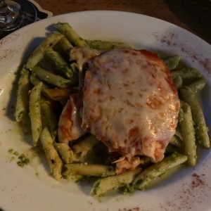 pasta pesto con filete de pollo a la parmegiana