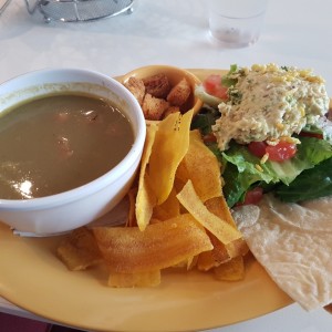 sopa de lenteja + Chicken Salad