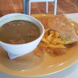 Sopa de lenteja + Medio Cubano