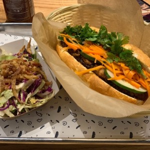 Chimi Chicken Banh Mi con ensalada