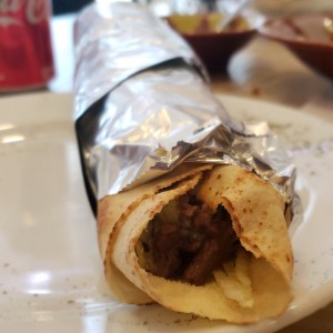 emparedado shawarma de carne