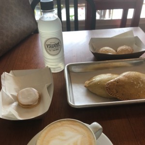 empanadas y capuchino