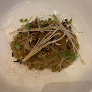 risotto de hongos (el plato presenta el hongo con diferentes texturas)