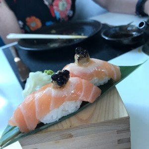 Nigiris de salmon y foie (muy delicados divino)