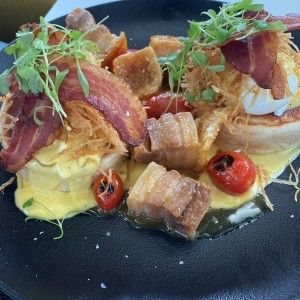 Huevos Benedicto com pork belly