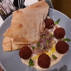 Hummus con falafel