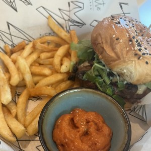 ANGUS BEEF BURGER CON Beyond Burger +$6