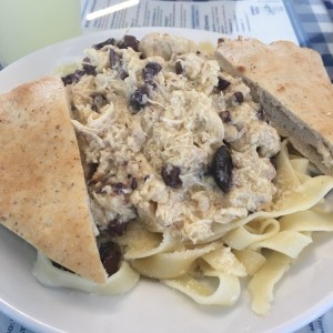 fetuccini de pollo en salsa blanca con aceitunas negras