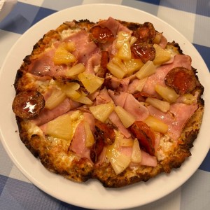 Pizza hawaiana con extra de peperoni y masa  de almendra. 