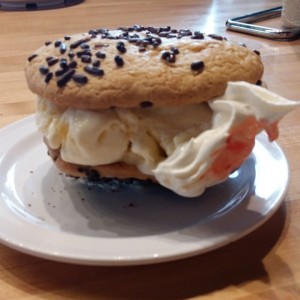 Galleta rellena de helado y crema