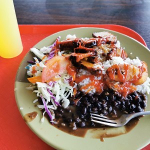 Comida del día... Puerco agridulce con arroz, frijoles, ensalada, tajada y chicha de naranja.. Todo muy rico, buena sazón.. 🤗✌️