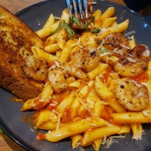 pasta en salsa roja con camarones