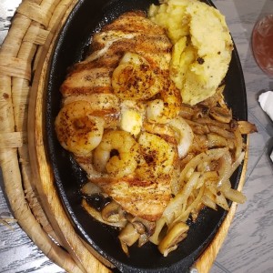 pollo con camarones salteado y pure