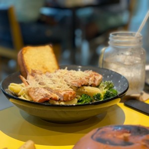 Chicken & Broccoli Alfredo Pasta