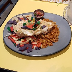 Pollo gratinado con arroz mexicano