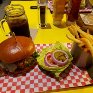 Avocado Burger con papas