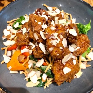 Crispy Orange Chicken con almendras