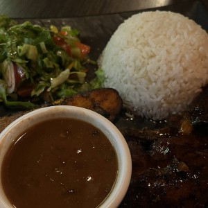 Costilla BBQ, Arroz, Ensalada y Tajadas