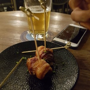 cerveza y bites de datiles con tocino