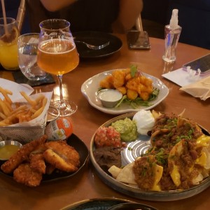 chicken tenders para el peque, nachos y camarones picantes para compartir. 