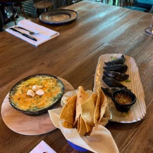 empanadas negras y dip de cangrejo