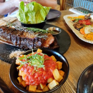 papas bravas, short ribs y vegetales asados