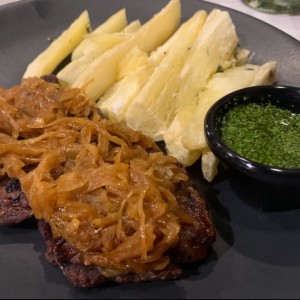 Filete con Yuca asada