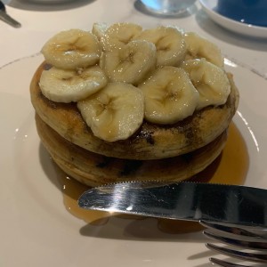 Pancakes de chocochip con banana y sirope de maple