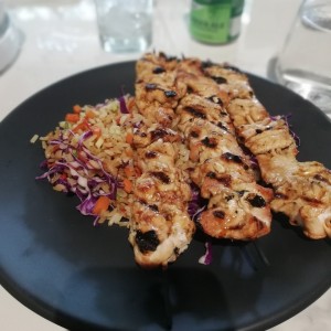 Brochetas de pollo con arroz frito 