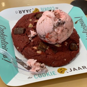 Galleta Red Velvet y Helado Cherry Chunk