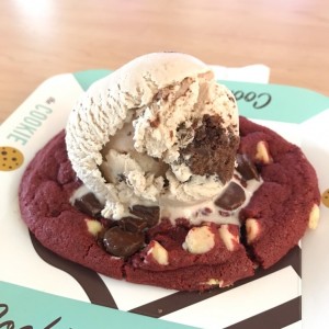 Gallet de Red Velvet y Helado de Brownie