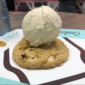 galleta de macadamia con chocolate blanco y bola de helado de vainilla