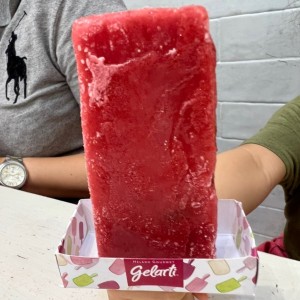 Paleta de fresa rellena de Leche condensada 